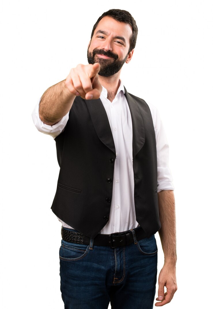 Foto homem legal apontando para a frente em fundo branco isolado