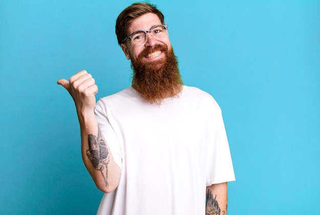 Homem legal de barba longa e cabelo ruivo vestindo uma camisa simples e com um espaço de cópia