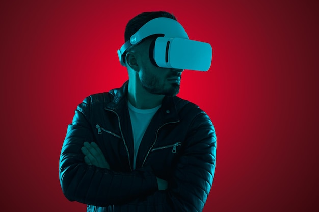 Homem legal em óculos de realidade virtual no estúdio