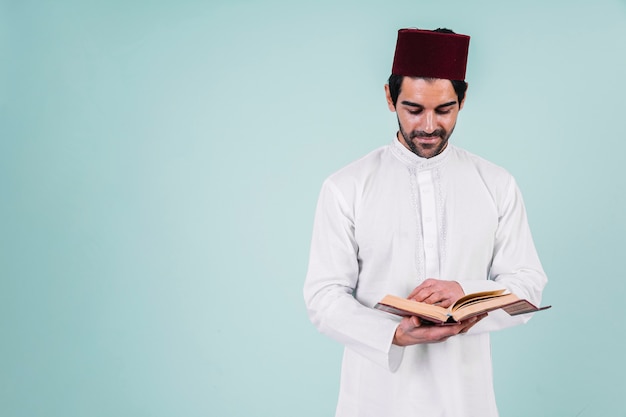 Foto homem, leitura, em, quran