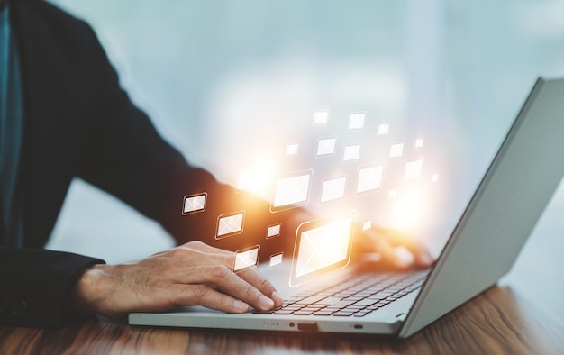 Homem lendo boletim informativo de e-mail comercial no escritório Homem procurando comunicação de contrato de cliente de caixa de correio corporativa na internet informações de rede web3