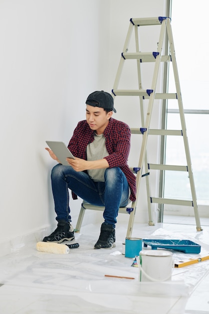 Homem lendo instruções antes de pintar