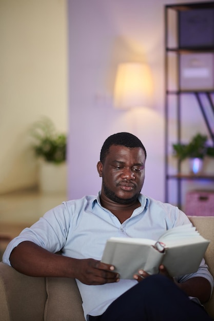 Foto homem lendo livro cativante