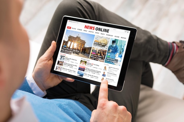 Foto homem lendo notícias diárias online no tablet