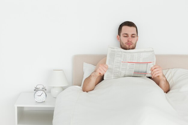 Homem lendo um jornal