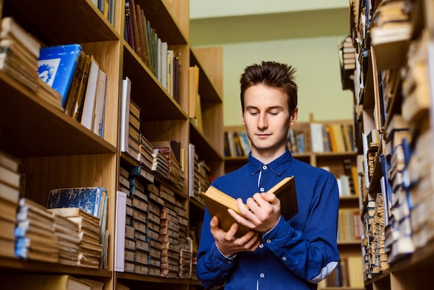 Homem lendo um livro na biblioteca