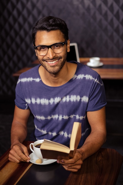 Foto homem lendo um livro