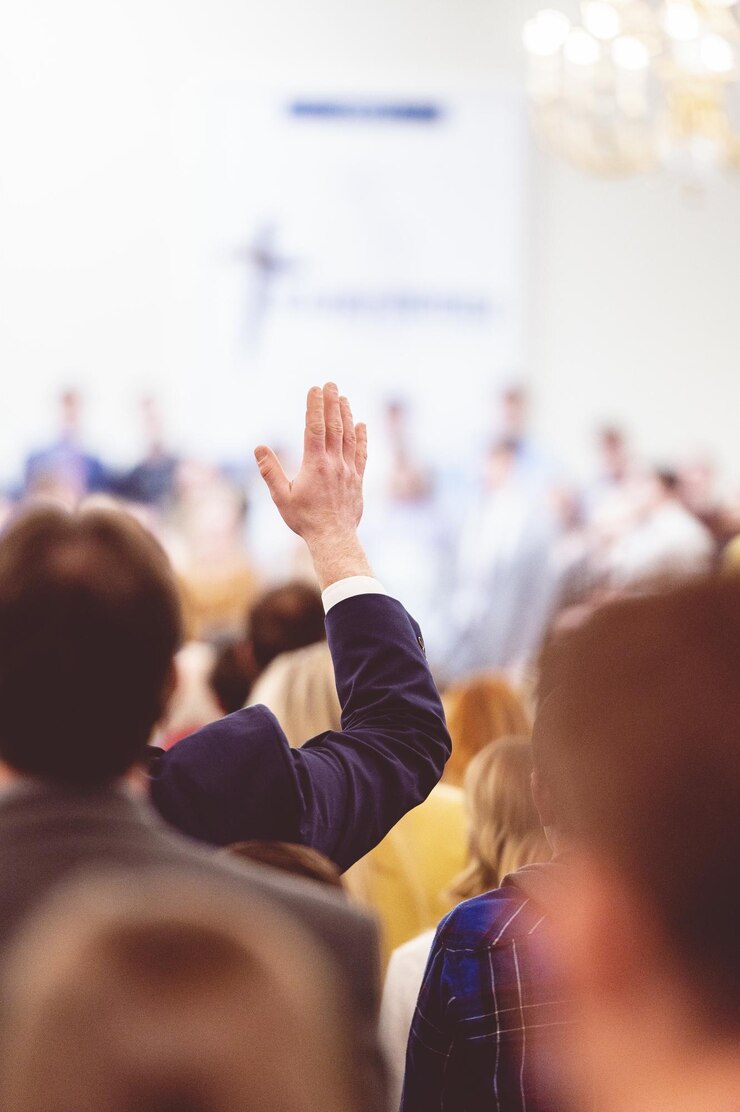 Foto homem levantando a mão durante uma congregação em uma igreja