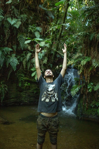 Homem levantando as mãos Foto