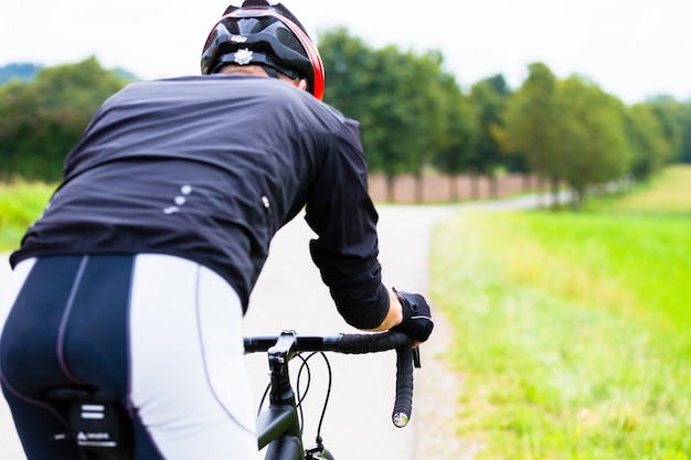 Homem, ligado, bicicleta raça, fazendo, desporto, ciclismo