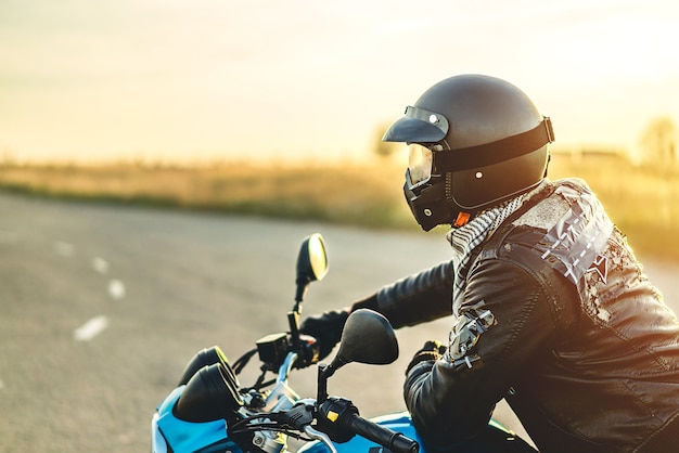 Homem, ligado, desporto, motocicleta, ao ar livre, estrada