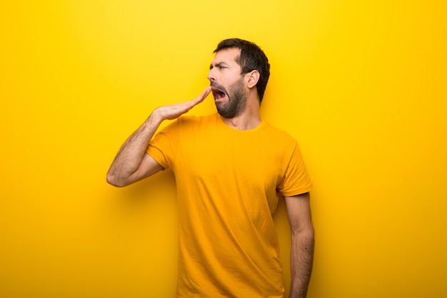 Homem, ligado, isolado, amarela vibrante, cor, bocejar, e, cobertura, boca aberta, com, mão