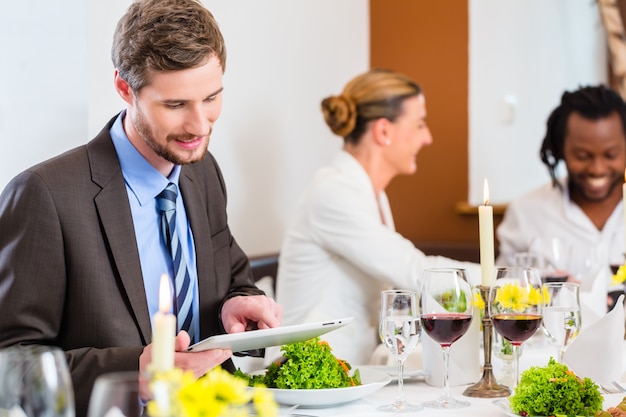 Homem, ligado, negócio, almoço, com, tabuleta, computador