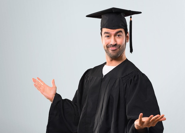 Homem, ligado, seu, dia graduação, orgulhoso, e, self-satisfied, amor, você mesmo, conceito