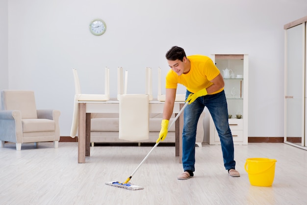 Homem limpando a casa ajudando sua esposa