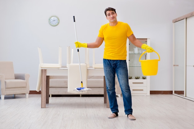 Homem limpando a casa ajudando sua esposa