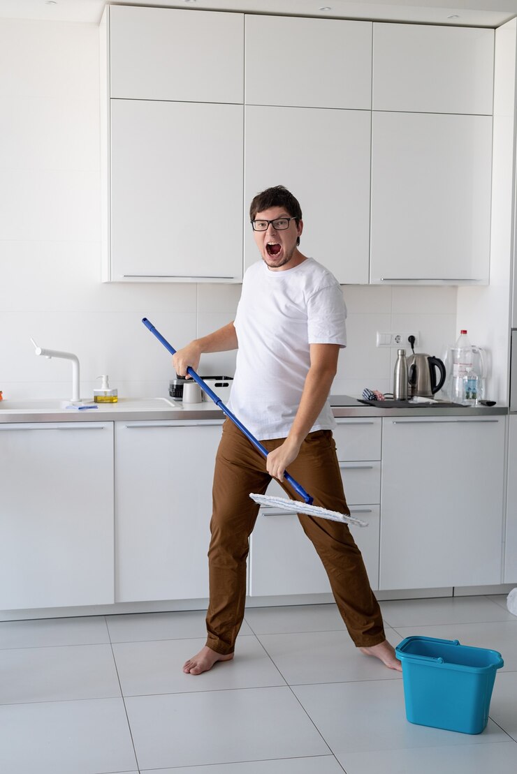 Foto homem limpando a casa com esfregão