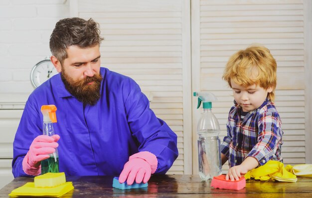 Homem limpando a casa juntos em casa pai e filho com suprimentos limpos em pais e filhos com fricção