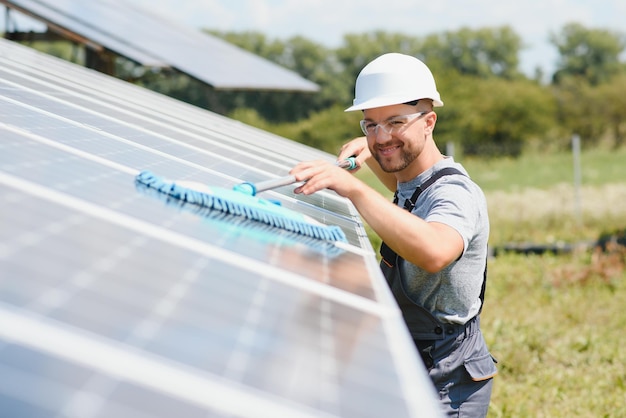 Homem limpando a lavagem de energia solar