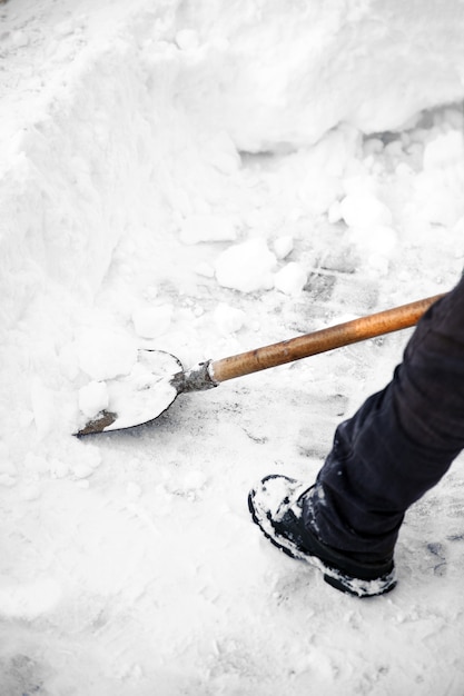 Homem limpando a neve da rua