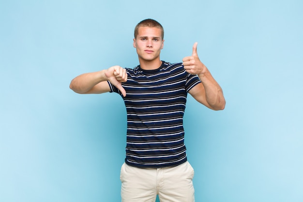 Homem loiro se sentindo confuso, sem noção e inseguro, ponderando o que é bom e o que é ruim em diferentes opções ou escolhas