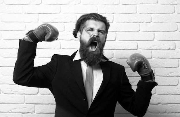 Foto homem louco boxe engraçado empolgado boxeador empresário jovem de terno e luvas de boxe negócio