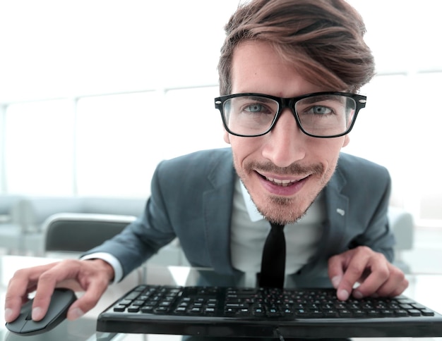 Homem louco digitando no teclado