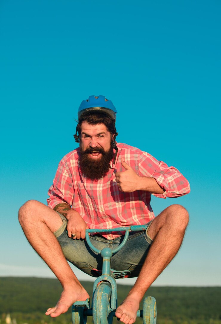 Foto homem louco engraçado a andar de bicicleta hipster nerd a andar de pequena bicicleta