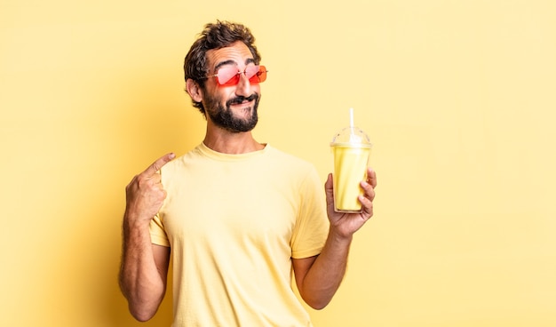 Homem louco expressivo a sorrir com confiança a apontar para o seu largo sorriso