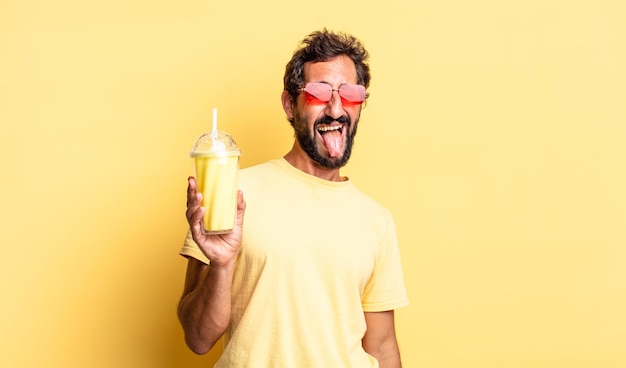 Homem louco expressivo com atitude alegre e rebelde, brincando e mostrando a língua