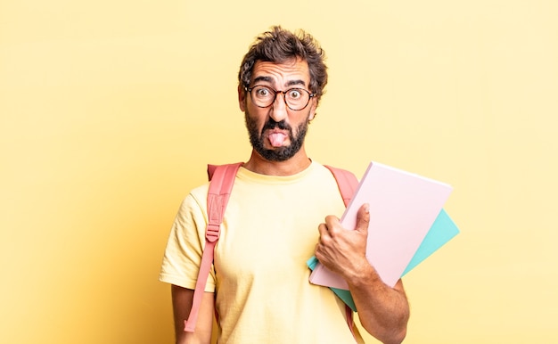 Homem louco expressivo sentindo-se enojado e irritado e com a língua de fora. conceito de estudante adulto