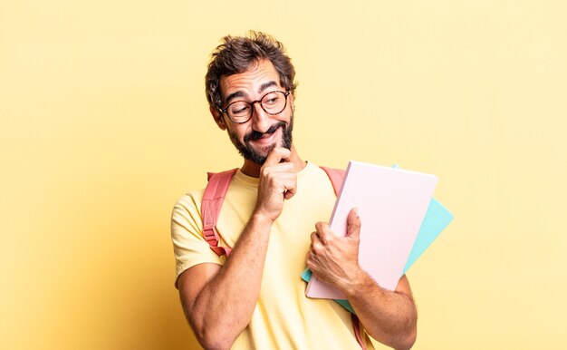 Homem louco expressivo sorrindo com uma expressão feliz e confiante com a mão no queixo. conceito de estudante adulto