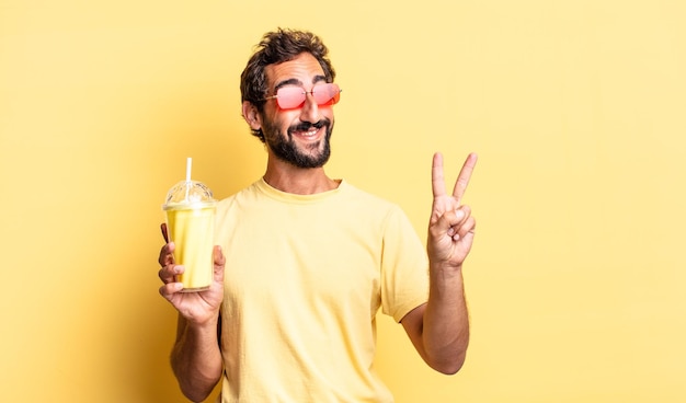 homem louco expressivo sorrindo e parecendo amigável, mostrando o número dois