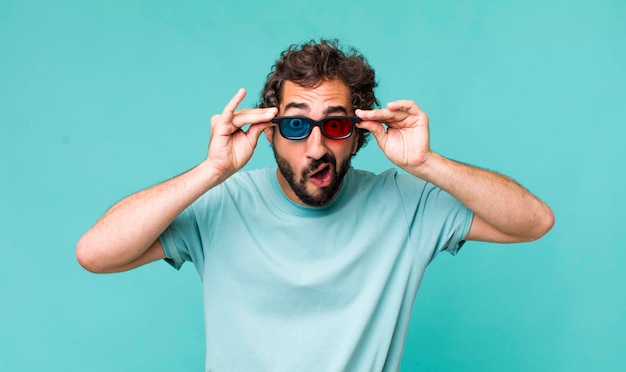Homem louco latino-americano adulto jovem com óculos de cinema 3d