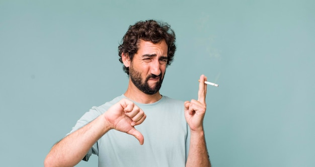 Homem louco latino-americano adulto jovem com um cigarro