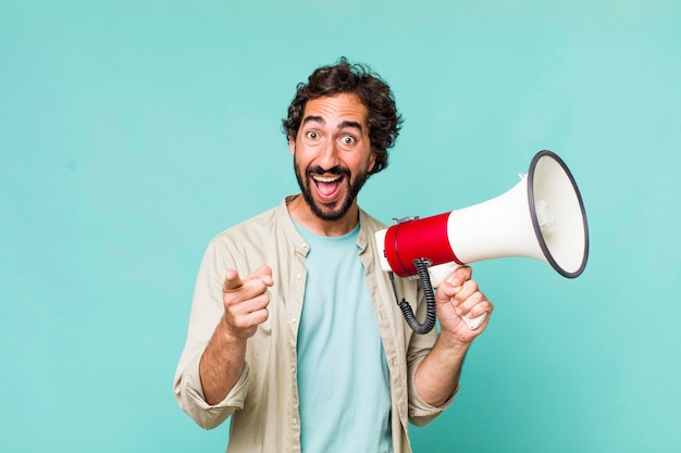 Homem louco latino-americano adulto jovem com um megafone