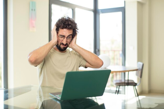 homem louco legal trabalhando com um laptop