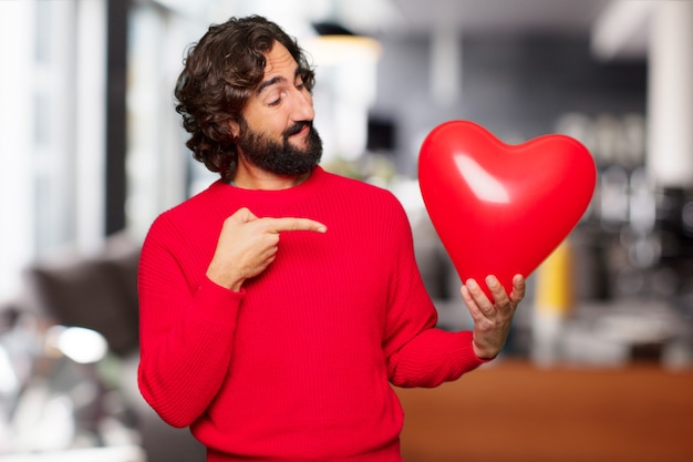 Foto homem louco novo no amor, conceito do dia de valentim.