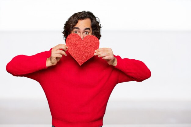 Foto homem louco novo no amor, conceito do dia de valentim.