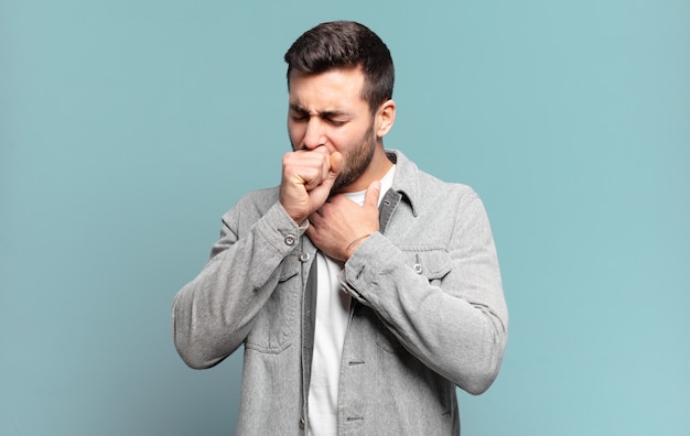 Homem louro e bonito, adulto, doente, com dor de garganta e sintomas de gripe