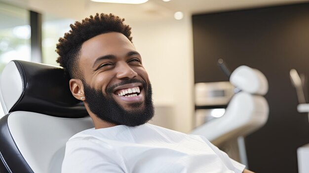 Foto homem maduro feliz durante exame dentário na clínica odontológica sorrindo durante um procedimento sem conceito de medo