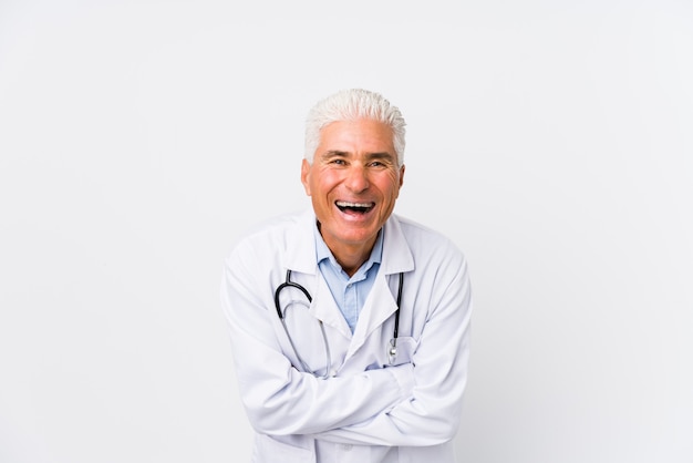 Homem maduro médico caucasiano rindo e se divertindo.