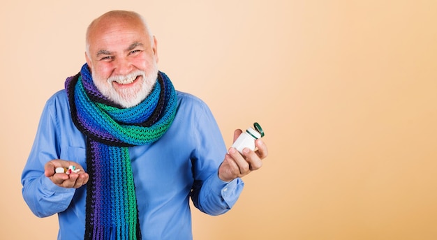 Homem maduro sorridente com tratamento de remédios de pílulas e suplementos de saúde vitaminas e minerais