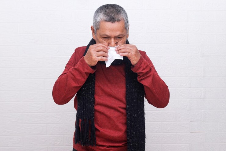 Foto homem mais velho asiático usando cachecol resfriado com gripe e espirros usa lenço de papel