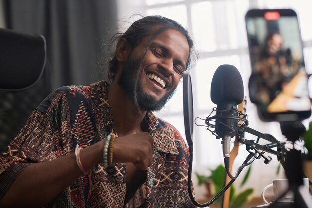 Foto homem mantendo os olhos fechados enquanto canta