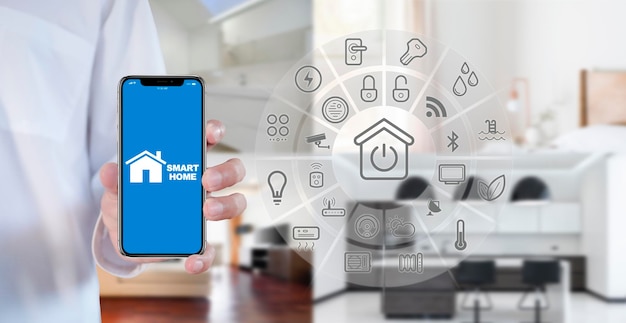 Homem mão mostra smartphone smarth home GUI controlam todos os quartos em h