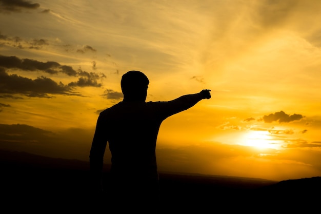 Homem mão mostrar pôr do sol