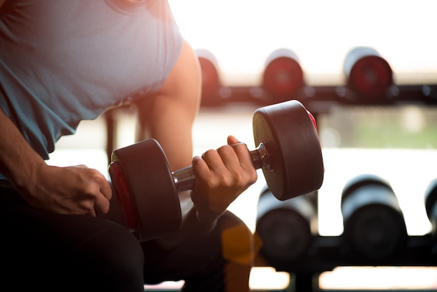 Homem, mão, segurando, dumbbell, exercício, em, ginásio