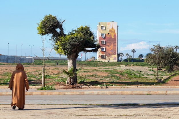 Homem marroquino em djellabah no distrito de El Hank em Casablanca