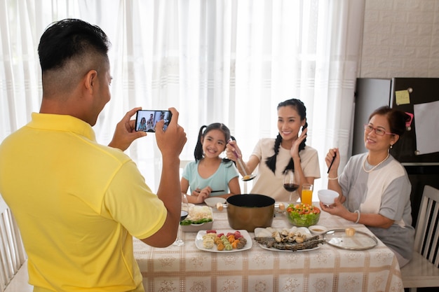 Homem mediano tirando fotos